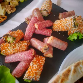 Рулетики из салями